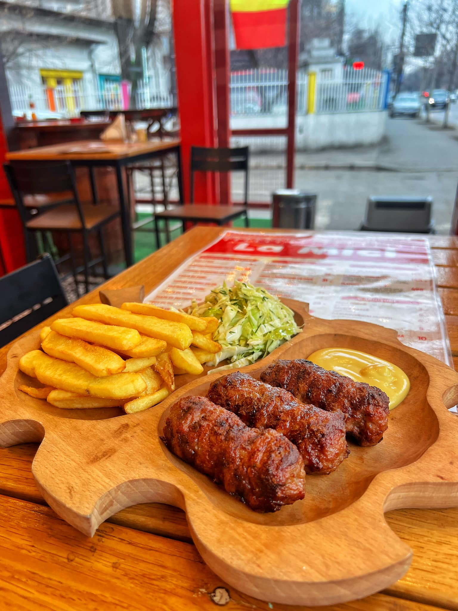 Platou cu mici La Mici, cartofi prăjiți, salată și muștar